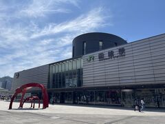 さて、観光に出発します。

ホテルからすぐの函館駅。