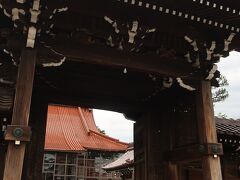 本光寺というお寺。山門が立派だったので足を止めて見物します。