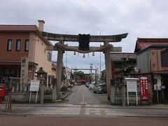 本光寺の向にある本折日吉神社に入ります。