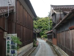 加賀温泉駅前でバスを乗り継いで加賀橋立伝統的建造物群保存地区までやって来ました。
この辺りは近世前半までは半農半漁の集落でしたが、18世紀半ばから北前船の船主となる者があらわれ、次第に北前船に関わる人々の集落が形成されていきました。