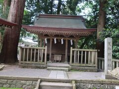 境内摂社の荒御前神社（あらみさきじんじゃ）。荒御前大神、日吉大神、高日大神、五味島大神の4柱が祀られています。