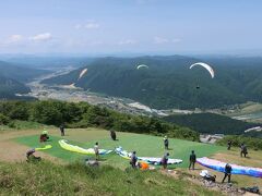 山頂に到着。標高650mの斜面からパラグライダーで滑空する人たちが大勢いました。