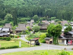 およそ1時間ほどで到着です。

かやぶき屋根の家が並ぶ美山かやぶきの里。

【イギリス】から【純和風】に高速移動！
時差はないので体への負担はありません(笑)
