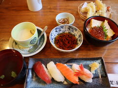 朝、しっかり食べましたが小樽着いたのが2時半だったかと。外は吹雪で老若男女4人ほど、ツルッと滑って転んでいたのを目撃。こ、怖い…
あまり歩きたくないので運河は割愛、行きたい回転寿司は諦めて道沿にあったお店に入りました。
暖かくて、生き返りました。ここのお通しで出た松前漬けが美味しくて帰りに購入。
楽しみだぁ～