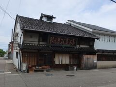 再び七尾の町歩きです。
ふるい酒屋の看板があります。今はリノベしてカフェになっているようです。