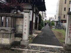 千栄院です。
入り口は参道にありますが、建物の向きが法恩寺と同じ向きなのが特徴だと感じました。