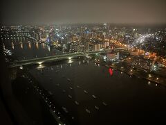 街の光が信濃川の川面に反射して、幻想的な風景が。

朝昼晩と違う景色が楽しめそうな展望室はナント無料！


