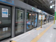 さて、翌日５月９日、仁川空港駅へ
ウンソにあるホテルはたいてい空港送迎サービスをやっているが、待ち時間を考慮すると電車利用は意外と便利
