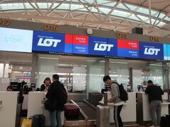 LOTポーランド航空カウンター

LOTはソウルからはワルシャワ便とブダペスト便を出しているので、本数は成田より多い
仁川が東京（羽田、成田）より多くのフライトがあり、アジアのハブになりつつあることを実感