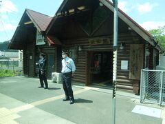 袋田駅に到着。
さすがGW。ワンマンカー＆無人駅なので無賃乗車が多いのか、Suicaでうっかり乗ってしまった旅客をさばくためか駅員さん3名が待ち構える。