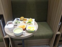 コンフォートホテル松山に宿泊すると、スムージーが人気の朝食が無料でいただけます。

日中はライブラリーカフェとして宿泊者に開放されているスペースが朝食会場となるので、普通のテーブル席、カウンター席の他に、一人用のソファ席もあって落ち着けます(*´ω`*)