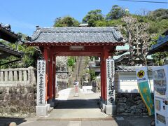 12:05　25番札所 津照寺（しんしょうじ）（高知県室戸市室津）
真言宗 豊山派、宝珠山 真言院。

地元の漁師から海運安全、交通安全のお寺として、通称「津寺（つでら）」と呼ばれています。
本堂への石段は真直ぐ天に続くかのような、かなりの急勾配で、真ん中の手摺りを利用して上がります。