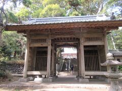 13:45　26番札所 金剛頂寺（こんごうちょうじ）（高知県室戸市元乙）山門
真言宗 豊山派、龍頭山 光明院。

行当岬の頂上にあります。室戸三山の一寺院として、室戸岬山の最御崎寺の「東寺（ひがしでら）」に対して、「西寺（にしでら）」と呼ばれています。
厄坂61段、さらに本堂まで21段の石段があります。