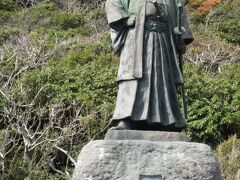 中岡慎太郎像が乱礁遊歩道の入口に立っています。
明治維新勤皇の志士のひとりで、海援隊長の坂本龍馬とともに活躍しました。
1867年（慶応3年）、京都の近江屋で刺客に襲われて、龍馬とともに命を落としました。30歳という若さでした。
