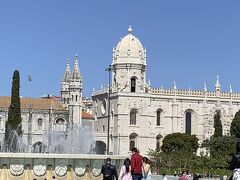 すぐ目の前はベレンの中心であるインペリオ広場庭園（Jardim da Praça do Império）の大噴水。そして道路の先に輝くジェロニモス修道院が見える。
このあと、大西洋横断、イスタンブール～イベリア半島横断⑦７日目その2に続く。