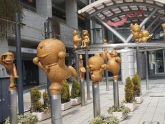 ●ドラえもんの散歩道＠ウィング・ウィング高岡広場

駅前にある広場。
「ドラえもんの散歩道」と名付けられたスポット。
漫画に出てくる12のキャラクターの銅像が並んでいます。
万人受けしそうなスポットですね。
