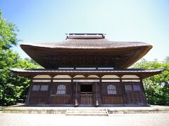 潮来あやめ園から徒歩圏内にある長勝寺も行ってみました。本堂は茅葺の建築で趣がありました。