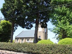 矢印もあり安中の観光ポイントの1つだと思われるけど敷地内に入れなそうな安中教会。
礼拝堂は、新島襄召天30周年を記念して建てられたもで「新島襄記念会堂」とよばれているそう。