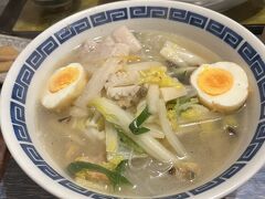 宮地駅前の『まかない家matsu』さんでランチ。
初タイピーエン。
見た目はちょっとアレですけど、なかなか味がしっかりしていて美味しかった。
スープが海鮮ちゃんぽんで麺が春雨、みたいな感じの食べ物。
また食べたくなる味。