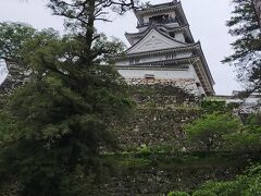 高知城。時間がないのでお城の中は見学しませんでした。小高い山に建っているのでここまで歩いて来るだけで息が切れました。