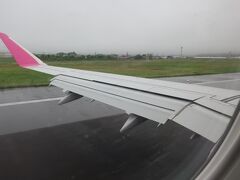高知空港には正午頃着陸予定でしたが、高知空港の視界が悪く、最初の着陸が出来ず、2回目の着陸となり、20分程遅れての着陸となりました。
　高知空港は雨でした