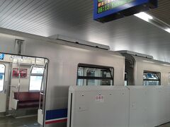 阪急電車で伊丹空港に向かいます。