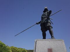 長宗我部元親(1539-99)
中世より続く土佐七雄の一つ、長宗我部氏第20代当主国親の嫡男です。ぼんやりした性格ゆえに、資質に疑問が付いて回ります。そのせいか初陣は21歳と、かなり遅いです。敵対する本山氏との決戦に臨みます。
像の建つ鎮守の森公園は、元親が陣を張った場所です。