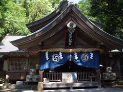 若宮八幡宮
源頼朝は1185年に、非業の死を遂げた祖父為義の慰霊のために京都の(左女牛)若宮八幡宮に神社領を寄進しました。寄進領がこの周囲で、これが縁で勧請されたのがこの神社です。頼朝ゆかりの神社です。
奉納された酔鯨(日本酒)が写っていますが、近所に酒蔵があります。