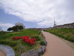 地下鉄で東大門に移動しました。東大門の北にある城郭公園に着いた頃にようやく青空が少し出てきました。