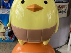 松山空港で「みきゃん」さんにご挨拶して、予約していた小型リムジンバスで今治駅へ。今治駅では「バリィさん」がお出迎え。