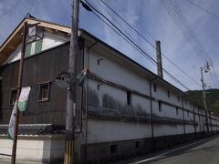 上町地区
いわゆる城下町の部分で、専ら商人エリア。
酒蔵が並ぶ伝統的な街並みです。
1601年に深尾氏は、お抱えの酒造り職人を連れて佐川入りしました。
