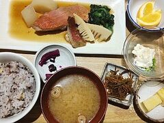 まずは、伊丹空港で昼食をさち福や『魚の煮つけ・・・』流石、大阪！美味しい！！