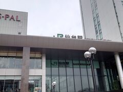 着きました！三か月振りの仙台駅。

今回のホテルは前回と逆の方向だったので
三か月前は見なかったこの雰囲気の仙台駅をパシャリ。