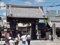 商店街を天神橋方向に歩いていくと、大阪天満宮がありました。