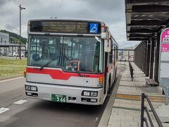 木古内駅9:05発の函館バスで青函トンネル記念館へ向かいます。
この日１回めの函館バスに乗車です。