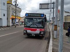 福島バス停12:04発の函館バスで「松島藩屋敷」へ向かいます。
この日２回めの函館バスに乗車です。