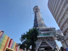 東京タワーや名古屋のテレビ塔、札幌のテレビ塔、別府タワー、博多のポートタワーと並んで六兄弟とされるタワーの1つだけあり、近くで見るとなんとなく形が似ています。