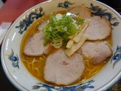 少し遅めのお昼ご飯。せっかくだからラーメンいっとこー。
というわけで「あさひかわラーメン村」に入村してきました。
らーめんや天金ラーメン村店です。
主人と息子はチャーシューメン。