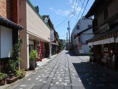 旅籠やお土産物屋が並ぶ参道を進んで行くと