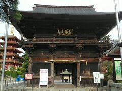関東三不動の一つと言われ関東有数の古刹、国の重要文化財の仁王門が歴史を感じさせてくれます