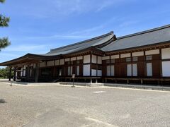 丹陽教会と道路を挟んで、ある宗教法人の広い敷地が広がっています。
この付近は小高い山になっていて、丹陽教会の付近も含めて、明治になるまではあの九鬼水軍の九鬼氏の綾部城があった場所です。