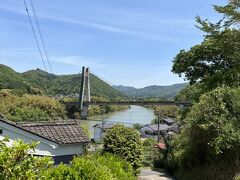 山の上からは由良川が望めます。

とてもきれいな景色ですが、この由良川のおかげで綾部は昔から水害に悩まされた場所で、今でも、時々水害のニュースを目にします。