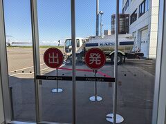 丘珠空港はボーディングブリッジがないので歩いて飛行機へ。利尻便は欠便率が高いので少し心配していましたが問題ありませんでした。