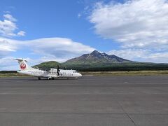 晴れた日は飛行機と利尻山のショットが絵になります。