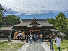 いつもの鮮魚屋さんで刺身をお願いして、「大洗磯前神社」にやってきました。大洗に来たら、なんとなく毎回寄っちゃう「大洗磯前神社」（笑）

今回は外国のお客様がいっぱいでした。