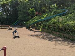向かいには黒鐘公園があります。長いコロコロ滑り台。