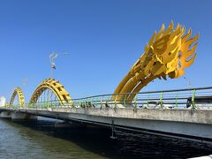 橋の西側から。
龍はベトナムでは最も崇められる生き物で発展を願っています。