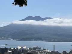 　まずは城山展望台へ。
　昨日の土砂降りが上がり、好天。桜島行きフェリーも見えます。
　シラス台地です。火砕流とは、噴煙が上に上がらず、崩れ落ちて軽石、火山灰、火山ガスなどが一緒に流れ下る現象。規模が大きいと山も谷も全て埋め尽くして、平らな地形をつくる。長い年月が経ち、川によって削られていくと、火砕流台地（シラス台地）となる。