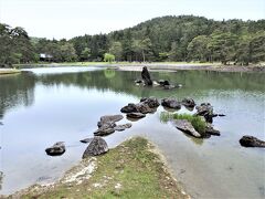 毛越寺 浄土庭園
　出島石組と池中に立つ約２.５ｍ景石