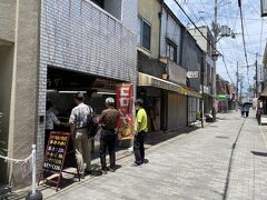 淀駅の商店街は日曜日だったからかシャッターが閉まった店が多かったがこちらのコロッケ屋は行列